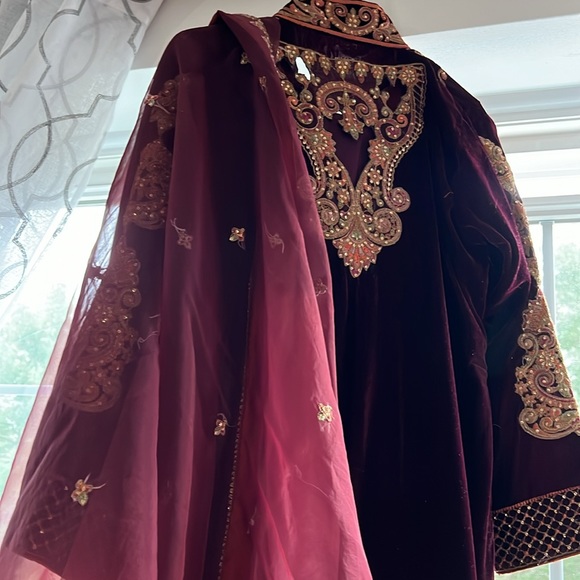 Asim Jofa M size, beautiful Maroon outfit, was used only few hours. - Picture 3 of 3